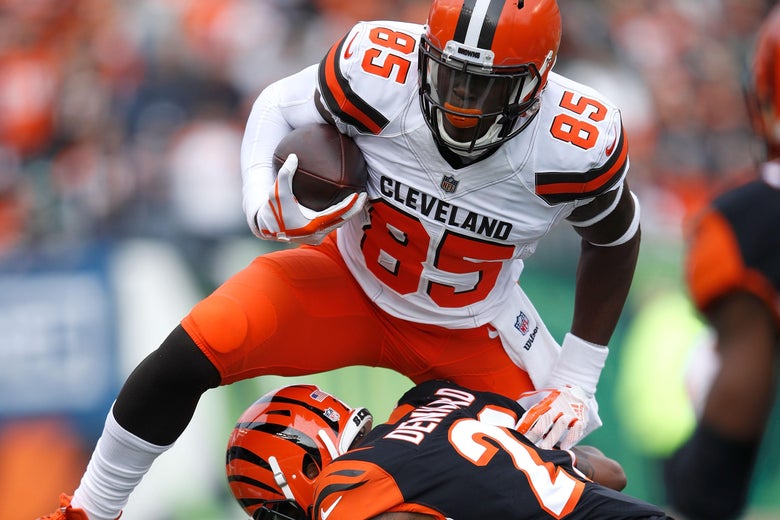CINCINNATI, OH - NOVEMBER 25: David Njoku #85 of the Cleveland Browns attempts to hurdle Darqueze Dennard #21 of the Cincinnati Bengals during the first quarter at Paul Brown Stadium on November 25, 2018 in Cincinnati, Ohio. (Photo by Joe Robbins/Getty Images)